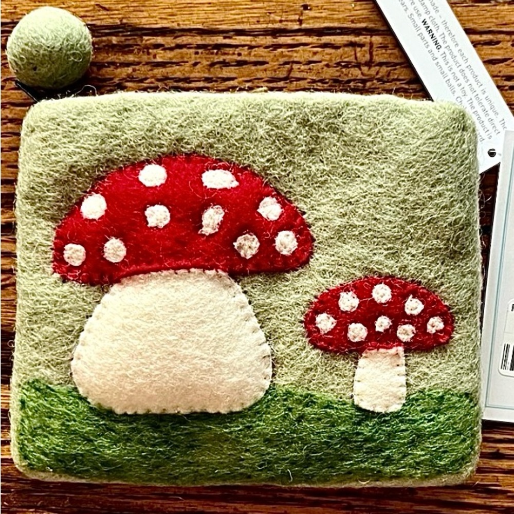 LAST CHANCE!   Handmade Gamcha Felt Purse, Mushrooms Change Purse. NWT - Picture 5 of 5